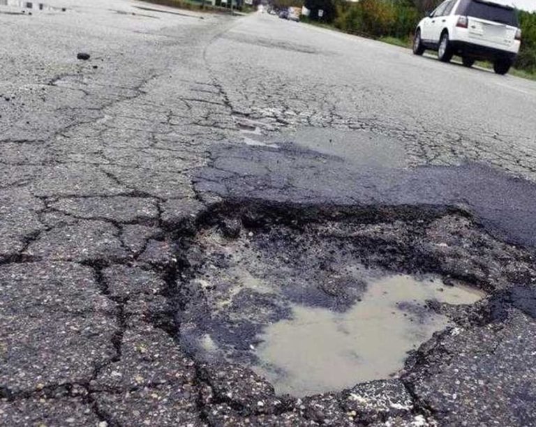 Buche sull’asfalto causa maltempo: al lavoro operai del Comune che invita i cittadini a segnalare dissesti