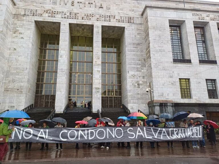 Milano, la pioggia non ferma la protesta degli attivisti contro abusi edilizi